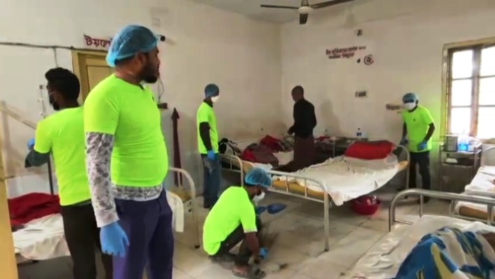 সবুজ পোশাকে পরিচ্ছন্নতার বার্তা: দুর্গাপুর হাসপাতালে যুবদলের ব্যতিক্রমী উদ্যোগ