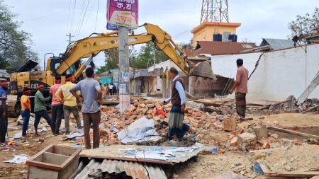 সওজে’র জায়গা দখলমুক্ত করতে দুর্গাপুরে যৌথ অভিযান, উচ্ছেদ ৩৫ স্থাপনা