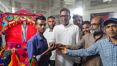 দিনমজুর পেলেন নতুন অটোরিকশা, বিএনপি নেতা রনির ঈদ উপহারে আপ্লুত রোমান