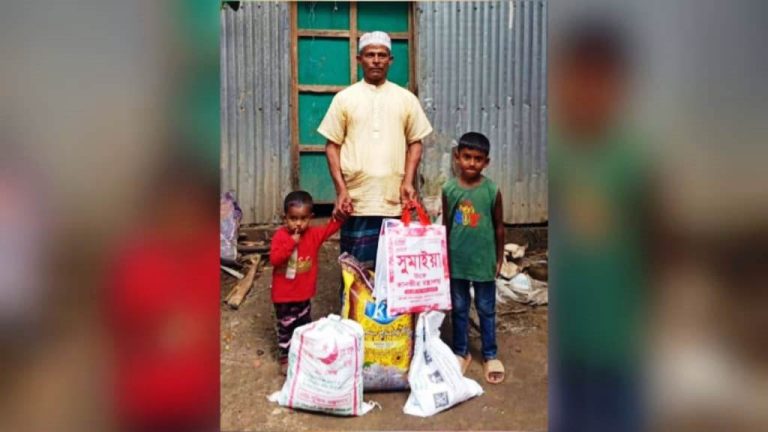 স্বজন হারানোর বেদনার মাঝে এক চিলতে হাসি: শহীদ পরিবারকে ঈদ উপহার ডেপুটি স্পিকারের