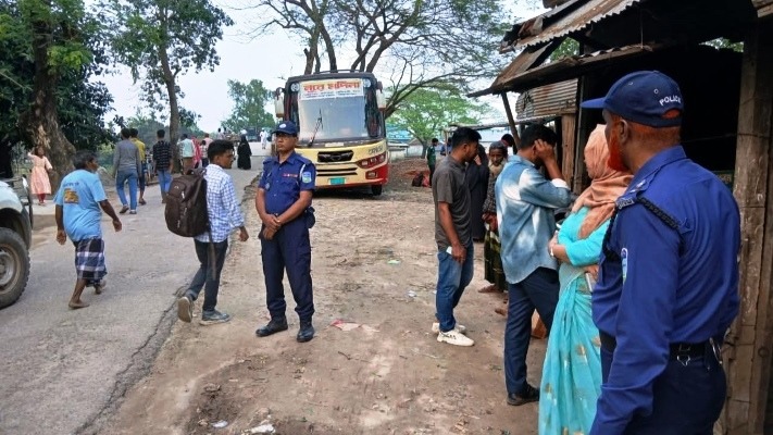 সড়কে শৃঙ্খলা ফেরাতে আটপাড়া এসিল্যান্ডের অভিযান, জরিমানা আদায়