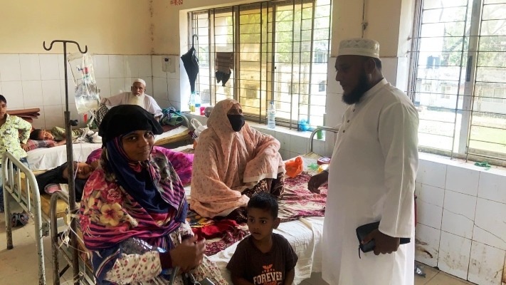 স্বাধীনতা দিবসে কেন্দুয়া স্বাস্থ্য কমপ্লেক্সে রোগীদের মাঝে খাবার বিতরণ