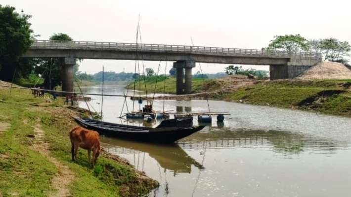 অবৈধ বালু উত্তোলনে কৃষকদল নেতাকে জরিমানা, হুমকিতে ব্রিজ ও নদীর কূল