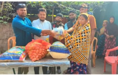 ছাত্রদল নেতা রাতুলের মানবিক উদ্যোগ – খুন হওয়া মঞ্জুরুলের পরিবার পেল খাদ্য ও শিক্ষা সহায়তা