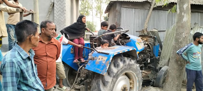 গাইবান্ধায় শিশুকে বাঁচাতে গিয়ে ট্রাক্টর চাপায় প্রাণ গেল গৃহবধূর, আহত ৩