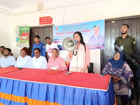 হাতীবান্ধায় ভিজিএফের চাল বিতরণ