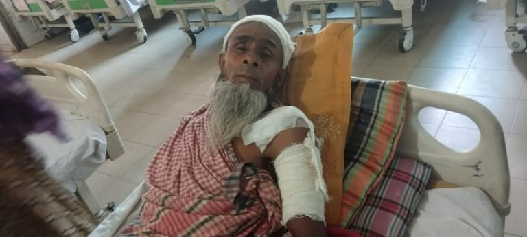 পাঁচবিবিতে তুচ্ছ ঘটনাকে কেন্দ্র করে পুলিশ কর্তৃক বৃদ্ধকে কুপিয়ে জখম