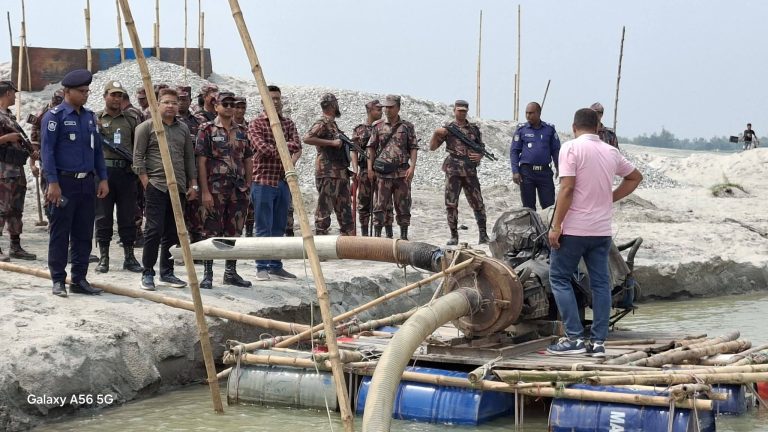 তিস্তা নদীতে অবৈধ পাথর উত্তোলন বন্ধে টাস্কফোর্সের অভিযান, যন্ত্রপাতি বিনষ্ট