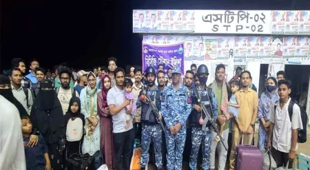 ঝড়ে আটকা লঞ্চ;উদ্ধার শতাধিক যাত্রী