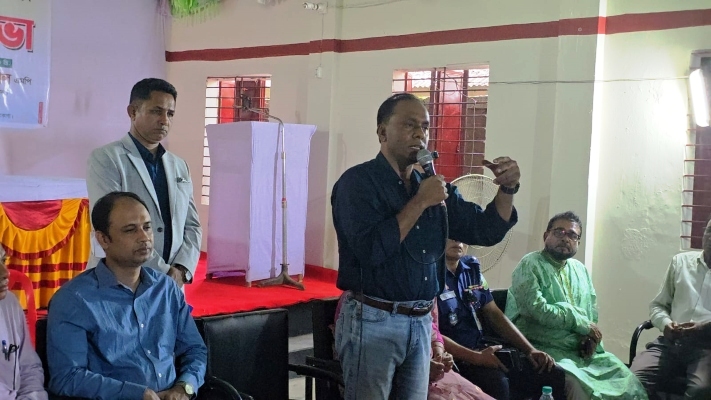 আদিবাসী নৃত্যে বরণ ও বৃক্ষরোপণের পর মতবিনিময় সভায় শিক্ষকদের তুলোধুনো ডেপুটি স্পিকারের