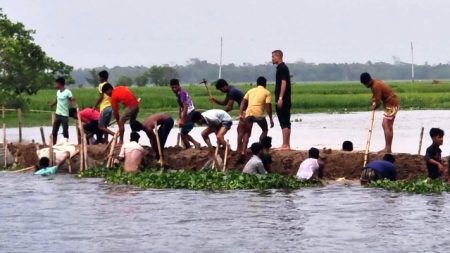 পানি নিষ্কাশন নিয়ে দ্বন্ধে বাঁধ কেটে দেয়ায় সংঘর্ষ, কলমাকান্দায় আহত অন্তত ২০