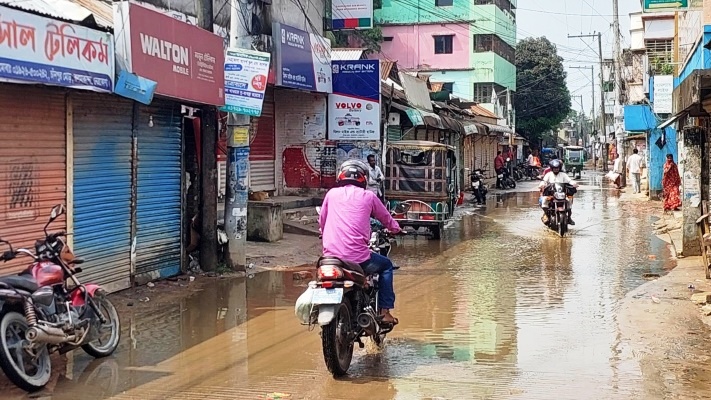 কলমাকান্দা-বরুয়াকোনা সড়কে জলাবদ্ধতায় ব্যাহত স্বাভাবিক জীবনযাত্রা