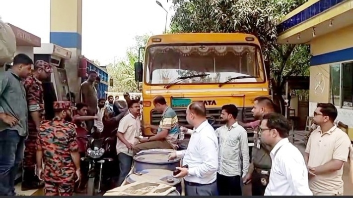 একই পাম্পে বারবার তেল নেওয়ায় বকশীগঞ্জে ৩ জনকে জরিমানা