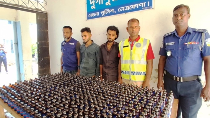 মাদক পাচারকালে পুলিশের ধাওয়া, নেত্রকোনায় ছয়শো বোতল মাদকসহ আটক ২