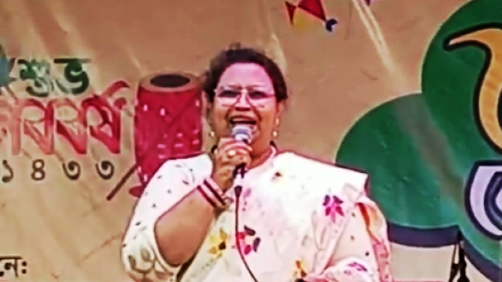 নববর্ষের অনুষ্ঠানে এমপিপত্নী ডা. লুৎফা হক ‘কিউআর কোড’ স্ক্যান করে ভুল ধরিয়ে দিন