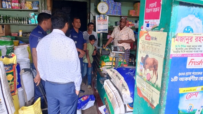 নেত্রকোনায় ২ প্রতিষ্ঠানকে জরিমানাসহ ৩১০০ লিটার তেল জব্দ