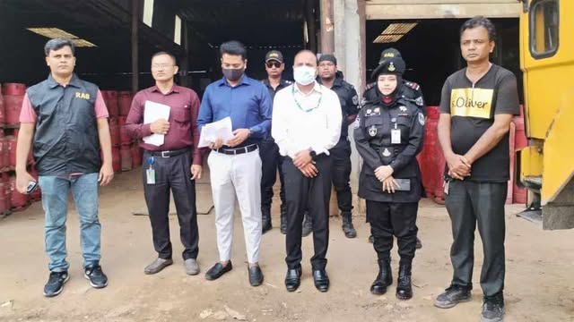 ভালুকায় বেশি দামে গ্যাস সিলিন্ডার বিক্রি, দুই ব্যবসায়ীকে ২ লাখ টাকা জরিমানা