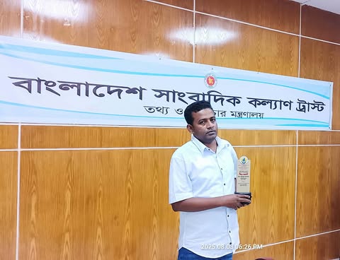 গণঅভ্যুত্থানে বীরত্বপূর্ণ ভূমিকার একাধিক স্বীকৃতি পেলেন হালুয়াঘাটের সাংবাদিক