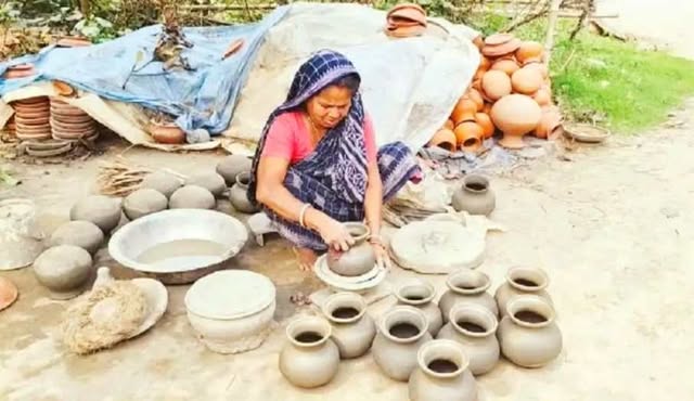 বৈশাখকে ঘিরে ব্যস্ত ভালুকার পালপাড়ার মৃৎশিল্পীরা