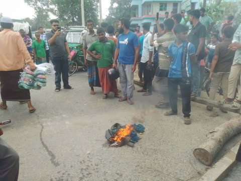 ফুয়েল কার্ড জটিলতায় পেট্রোল ও অকটেনের দাবিতে ঈশ্বরগঞ্জে মহাসড়ক অবরোধ