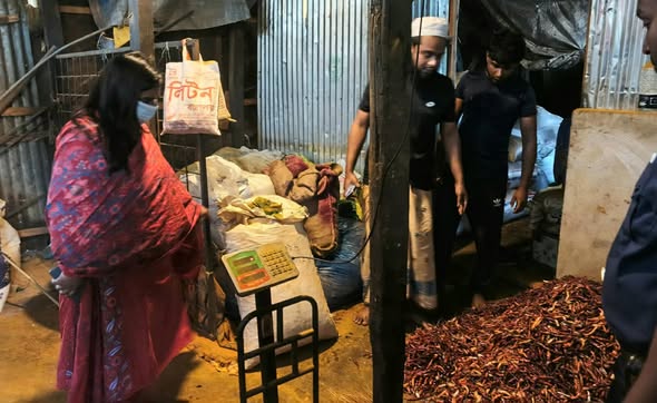 দুর্গাপুরে প্রশাসনের অভিযানে নিম্নমান ও ভেজাল মরিচ ভাঙানোর দায়ে জরিমানা