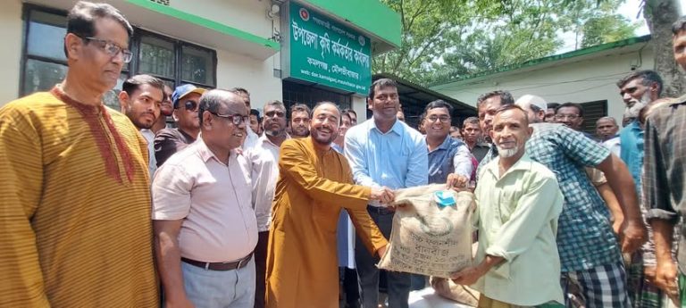 কমলগঞ্জে প্রণোদনার আওতায় ৬৩০০ কৃষকের মাঝে বিনামূল্যে বীজ ও সার বিতরণ