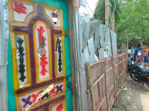 তারাগঞ্জে বসতবাড়িতে হামলা, তালা ঝুলিয়ে দম্পতিকে উচ্ছেদের অভিযোগ