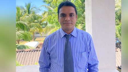 সেবার মাধ্যমে হৃদয় জয় করা এক চিকিৎসক ডা. আবুয়াল হাসান