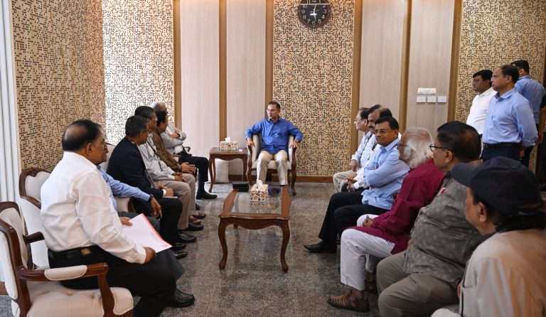 প্রধানমন্ত্রীর সঙ্গে পূজা উদযাপন পরিষদের প্রতিনিধিদলের সৌজন্য সাক্ষাৎ