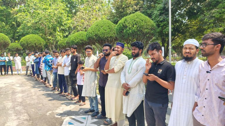 সংবিধান সংস্কার পরিষদ গঠন ও গণভোটের রায় বাতিলের ষড়যন্ত্রের প্রতিবাদে ইবিতে মানববন্ধন