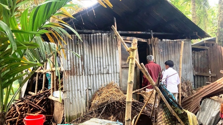 কেন্দুয়ায় গোয়ালঘর ভস্মীভূত: ৫টি গবাদিপশুর মৃত্য, আশঙ্কাজনক আরও ৩ গরু