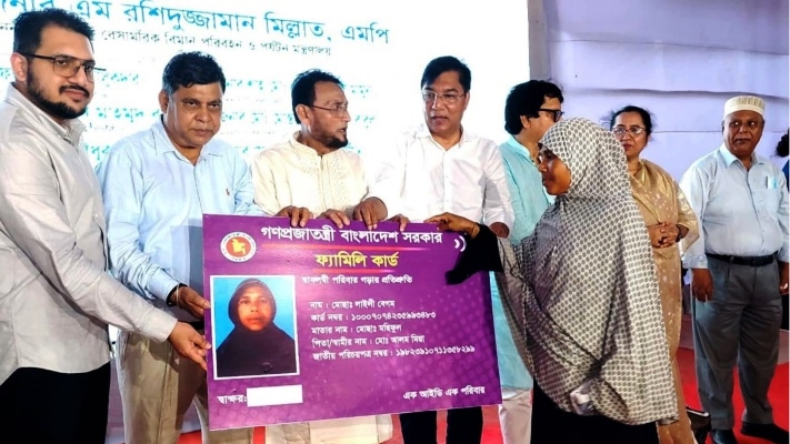 বকশীগঞ্জে ১২৯৫ দরিদ্র পরিবারের মাঝে ফ্যামিলি কার্ড বিতরণ