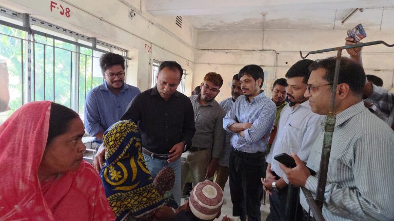কলমাকান্দা স্বাস্থ্য কমপ্লেক্সে রোগীদের শয্যাপাশে ডেপুটি স্পিকার