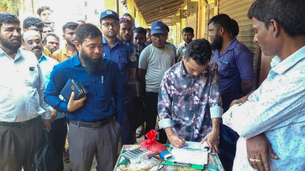 দুর্গাপুরে ওজনে কারচুপি: কৃষকদের ঠকানোয় ৪ ধান ব্যবসায়ীকে জরিমানা