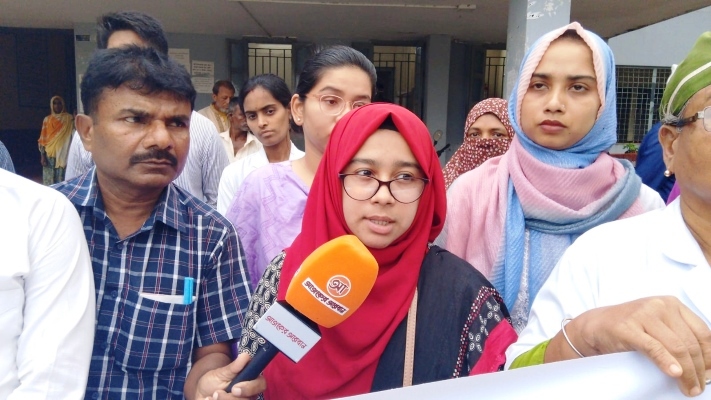 পূর্বধলায় স্বাস্থ্যকর্মীদের মানববন্ধন, হামলাকারীদের দৃষ্টান্তমূলক শাস্তির দাবি
