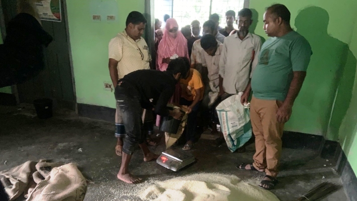 কেন্দুয়ায় ভিজিএফ কার্ডে চেয়ারম্যানের ছবি! ওজনে কম দেয়ার অভিযোগ