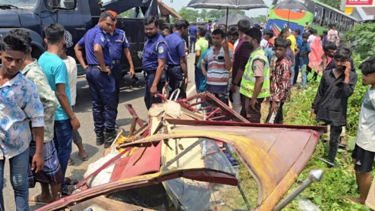 নেত্রকোনার চল্লিশা বাইপাস মোড়ে মর্মান্তিক দুর্ঘটনা: বাবা-মা ও দুই মেয়ে নিহত