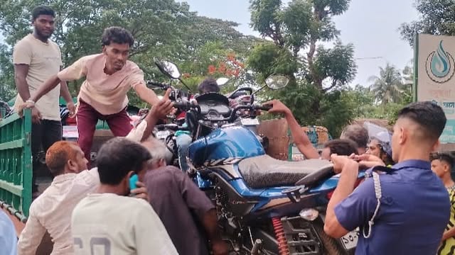 মোটরসাইকেলের কাগজ দেখতেই সামনে আসলো আমদানি নিষিদ্ধ ভারতীয় বিড়ি