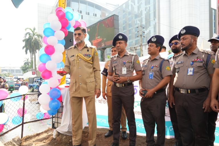 উত্তরায় সৌর বিদ্যুৎ চালিত ট্রাফিক সিগন্যাল লাইটের উদ্বোধন