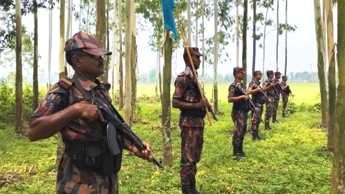 অবৈধ অনুপ্রবেশ ঠেকাতে জামালপুর সীমান্তে বিজিবি-জনতা যৌথ টহল