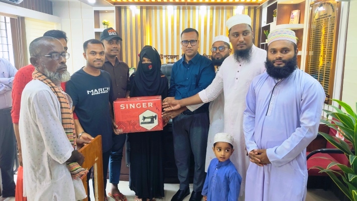 কলমাকান্দায় অসচ্ছল নারীকে সেলাই মেশিন উপহার দিল ‘মানবতার দুর্গ’