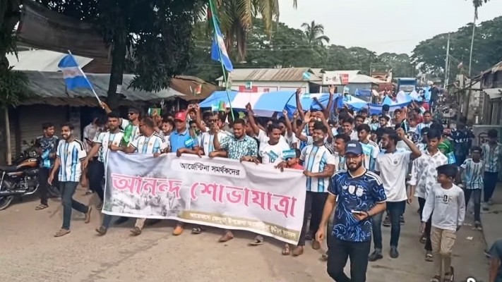 কেন্দুয়ায় আর্জেন্টিনার বন্দনা, তিনশো ফুট পতাকা নিয়ে ভক্তদের উন্মাদনা