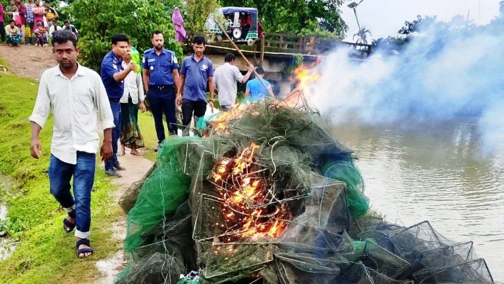 নেত্রকোনায় মোবাইল কোর্ট: ২ জনের কারাদণ্ড, ৪ লাখ টাকার অবৈধ জাল ধ্বংস