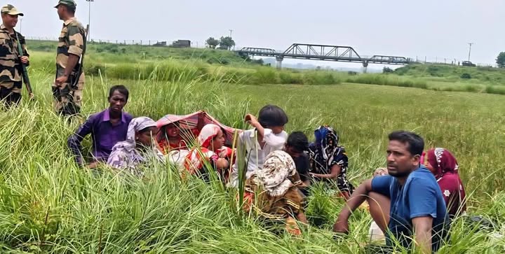 সাপাহার সীমান্তে ১৭ জনকে পুশইন এর চেষ্টা মুখোমুখি বিজিবি-বিএসএফ