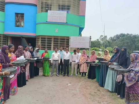 পীরগঞ্জে বিনামূল্যে ২৮ জন নারীর মাঝে হাঁস ও মুরগির বাচ্চা বিতরণ