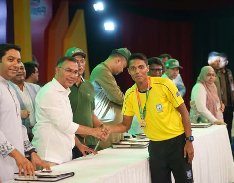 প্রধানমন্ত্রীর হাত থেকে পুরস্কার নিলেন ৯৬ গ্রামের কৃতি সন্তান সুমন বিশ্বাস