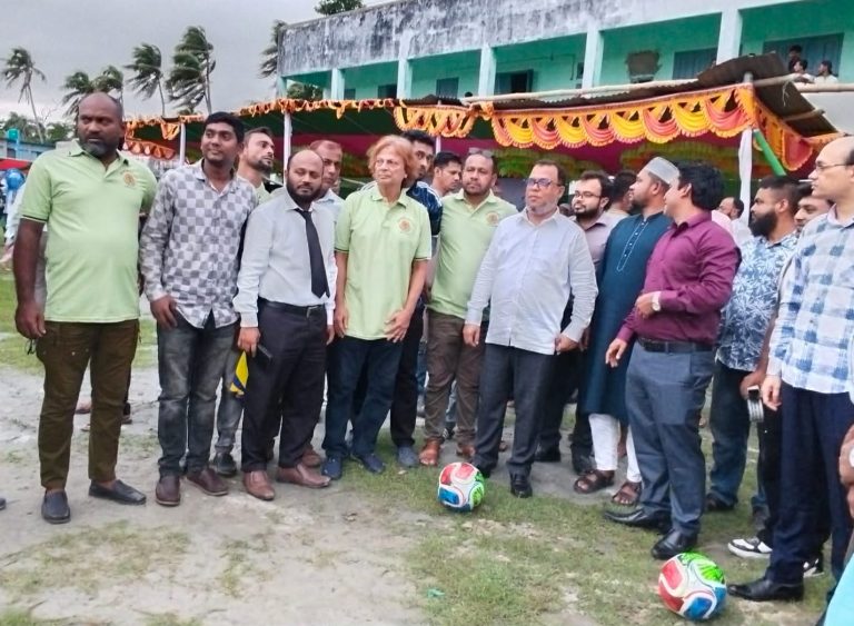 ঝালকাঠিতে পৌর প্রশাসক ফুটবল টুর্নামেন্টের উদ্বোধন