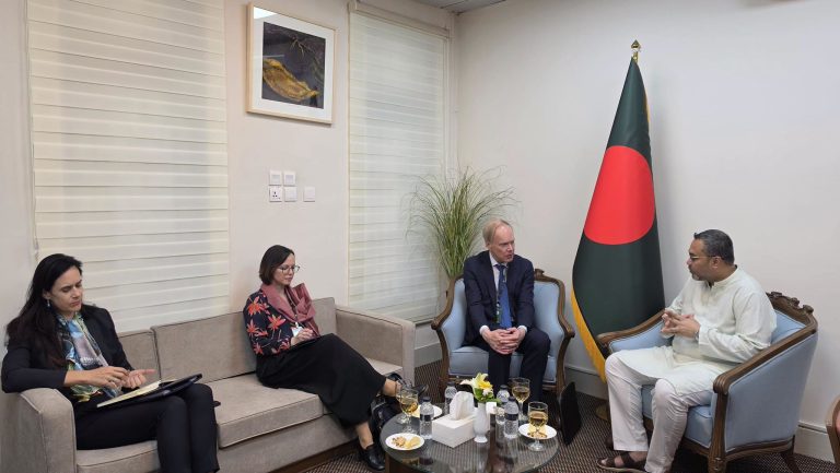 ইইউ ও এসিইউ প্রতিনিধিদলের সঙ্গে প্রধানমন্ত্রীর উপদেষ্টা মাহদী আমিনের বৈঠক