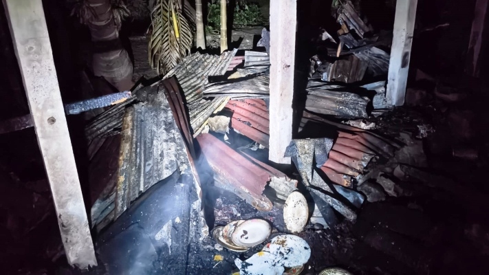 পূর্বধলায় আগুনে নিঃস্ব পরিবার: নগদ ২ লাখ টাকাসহ পুড়ল বসতবাড়ি