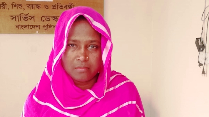 খালিয়াজুরীতে স্থানীয়দের গাঁজাসহ নারী ব্যবসায়ী পুলিশের খাঁচায়